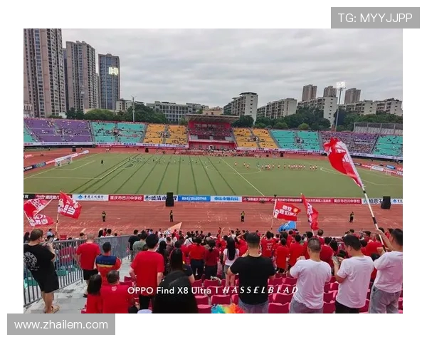 童声震大田湾!渝中小球迷点燃渝超主场 童声震大田湾!渝中小球迷点燃渝超主场